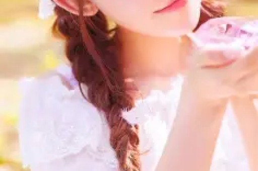 曹云金与神秘女子车内亲昵被拍还在路边草丛小便边解手边吐痰