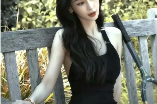 吐舌紧贴人设崩塌曾志伟与乔妹合照展现娱乐圈的另一面