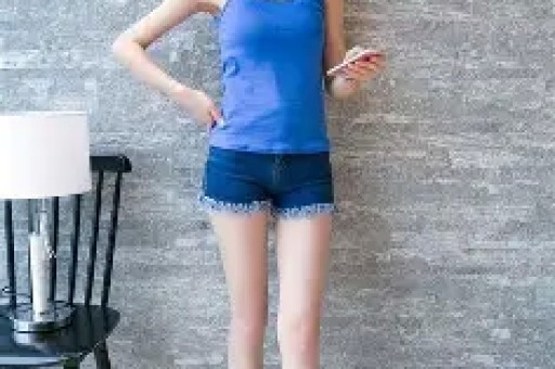 刚分手一周！八卦媒体爆料：维尼修斯在私人场所与数位女性聚会